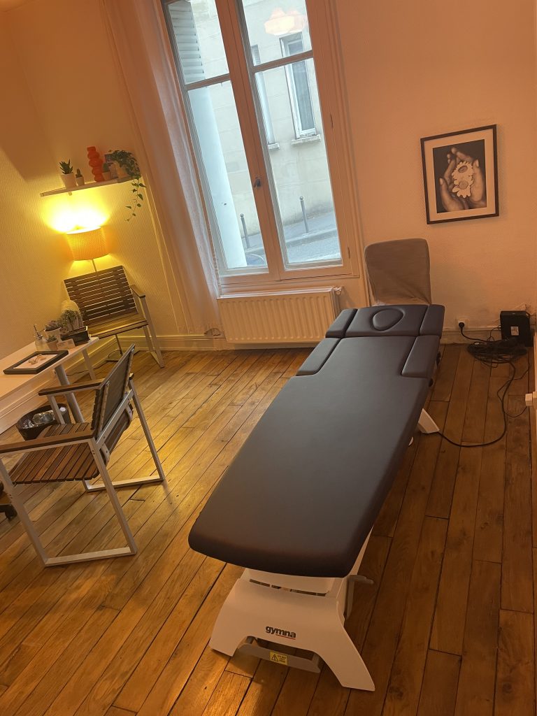 cabinet de soin avec table de pratique au premier plan