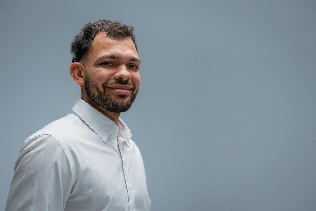 Portrait d'un professionnel de santé en chemise blanche , souriant, transmettant chaleur et confiance sur un fond blanc